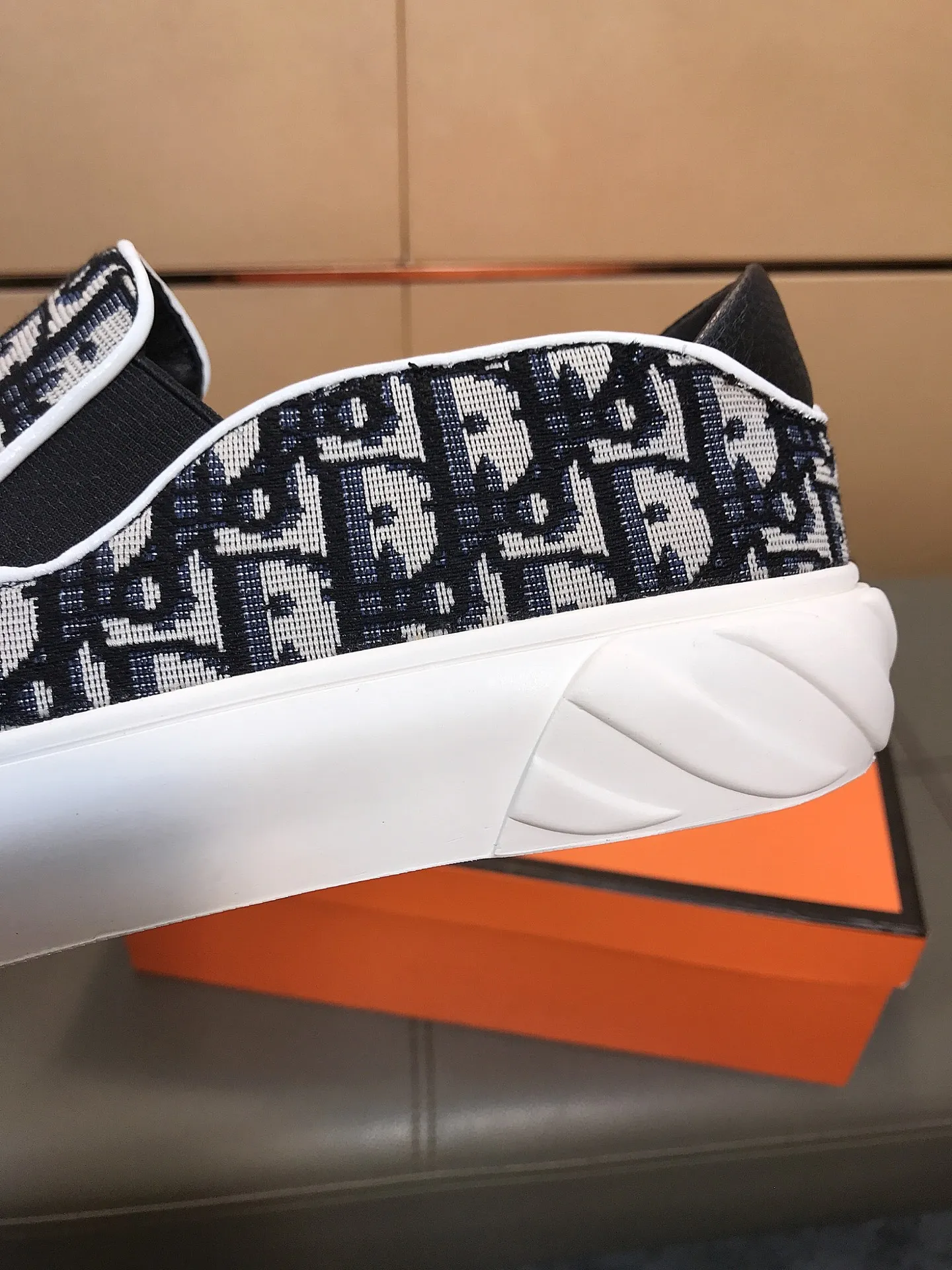 Factory price 380 👉👉[Dior] Dior’s latest model is carefully crafted and set off the audience! An international brand that continues to innovate. This men's high-top all-season casual shoe is made of brand printed material on the upper, pigskin lining and rubber non-slip outsole. It is breathable and comfortable and speaks for itself with quality👄 Size: 38-44